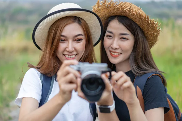 自然の中のカメラで写真を撮る 2 つの観光女性 — ストック写真