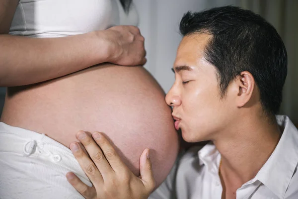 Mann küsst seiner Frau auf den Bauch — Stockfoto