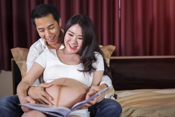 Feliz embarazada y su marido buscando ultrasonido escanear pho — Foto de Stock