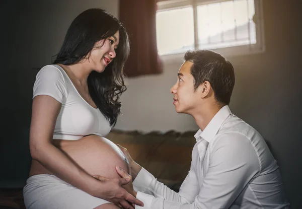 Беременные женщины с мужем чувствуют себя счастливыми — стоковое фото