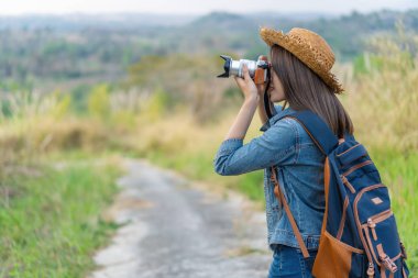 turist kadın alarak fotoğraf makinesinin doğa ile