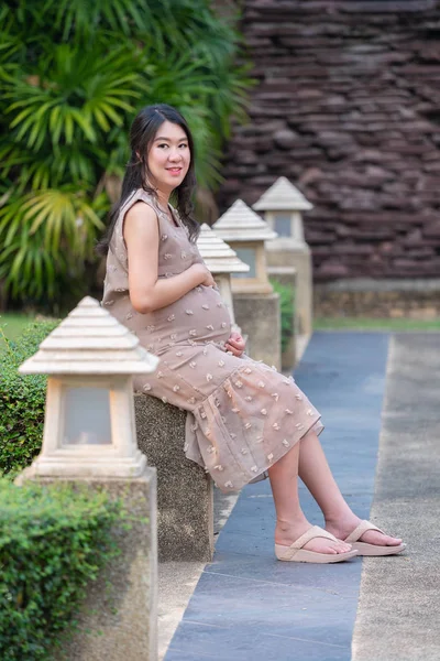 Donna incinta che riposa in giardino — Foto Stock