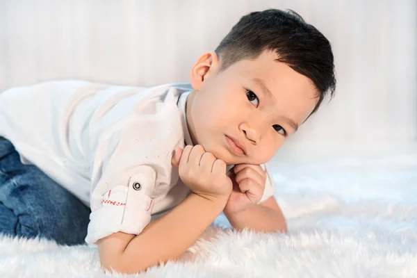 ベッドの上の幸せの小さな男の子の肖像画 — ストック写真
