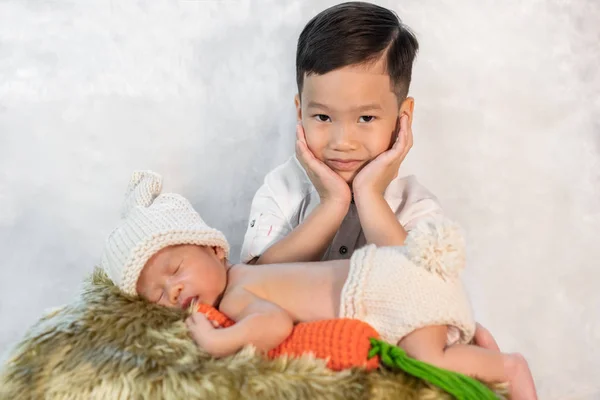 Neonato e fratello maggiore — Foto Stock