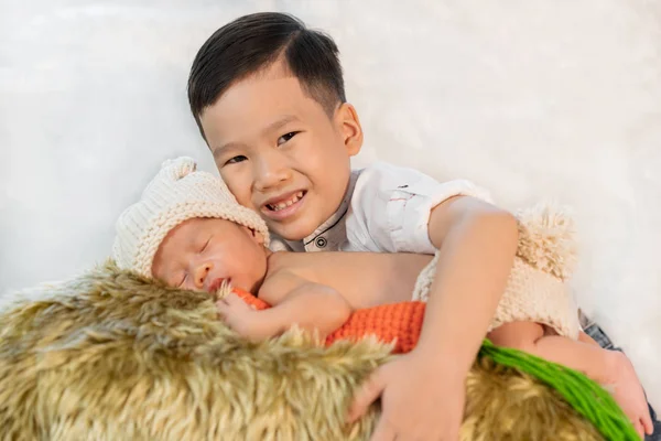 Fratello abbracciare neonato ragazzo — Foto Stock