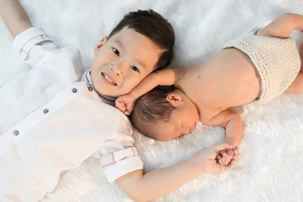 Newborn baby boy and older brother — Stock Photo, Image