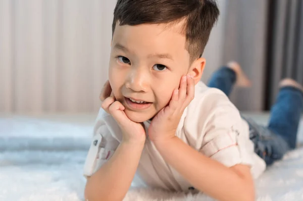 Портрет счастливого маленького мальчика на кровати — стоковое фото