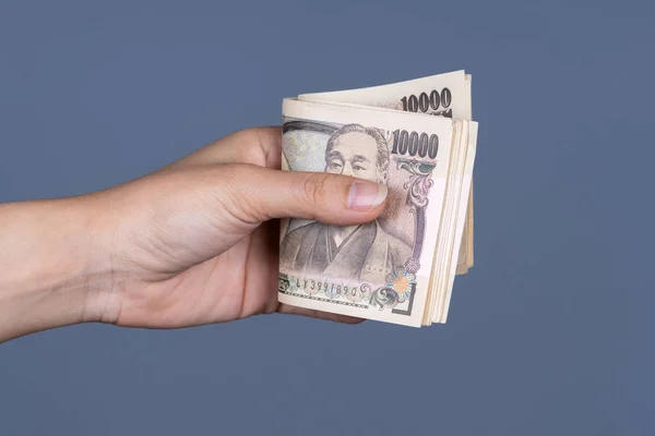 日本の紙幣を持っている手 — ストック写真