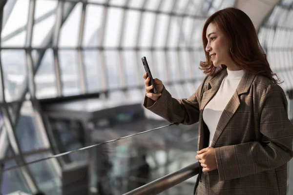Piękna Kobieta Czeka Lot Korzystania Inteligentnego Telefonu Lotnisku — Zdjęcie stockowe