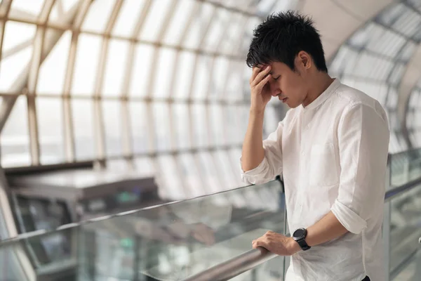 Hombre estresado en aeropuerto —  Fotos de Stock