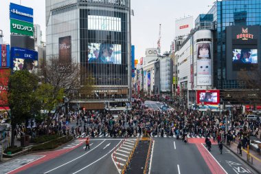 Shibuya ünlü geçiş stree karşısında yürüyen insanların kalabalıklar