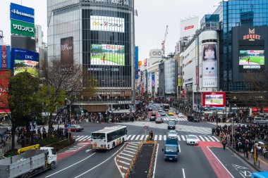 Shibuya ünlü geçiş stree karşısında yürüyen insanların kalabalıklar