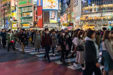 Shibuya ünlü geçiş stree karşısında yürüyen insanların kalabalıklar