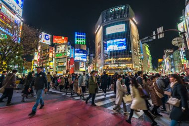 Shibuya ünlü geçiş stree karşısında yürüyen insanların kalabalıklar