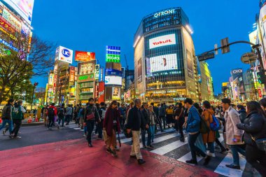 Shibuya ünlü geçiş stree karşısında yürüyen insanların kalabalıklar