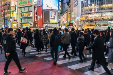 Shibuya ünlü geçiş stree karşısında yürüyen insanların kalabalıklar