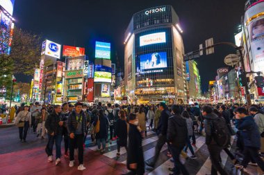 Shibuya ünlü geçiş stree karşısında yürüyen insanların kalabalıklar