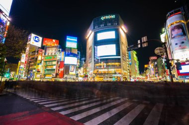 Shibuya ünlü geçiş stree karşısında yürüyen insanların kalabalıklar