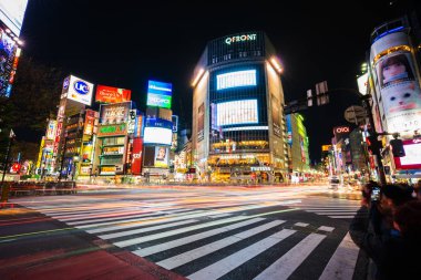 Shibuya ünlü geçiş caddesi üzerinde ışık izleri gece 
