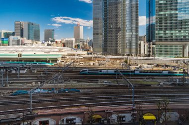 Tokyo tren istasyonuna yaklaşan yerel tren, Japonya