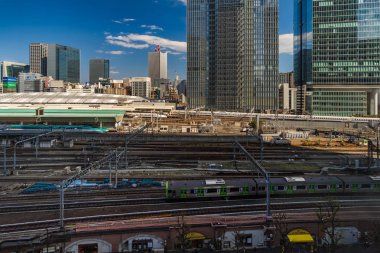 Tokyo tren istasyonuna yaklaşan yerel tren, Japonya