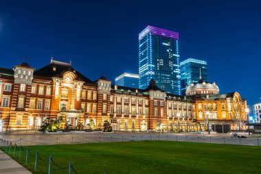 Tokyo İstasyonu gece sahne 
