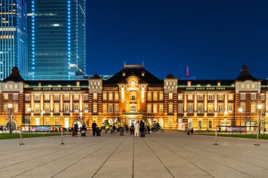 Marunouchi iş bölgesinde Tokyo İstasyonu gece sahnesi