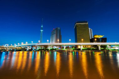 Gece Sumida Nehri üzerinde Tokyo silueti, Japonya