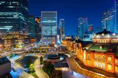 Marunouchi iş bölgesinde Tokyo İstasyonu gece sahnesi