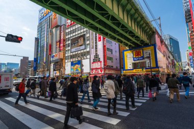 unidendified insanlar Tokyo'da Akihabara caddenin karşısında yürümek