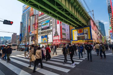 unidendified insanlar Tokyo'da Akihabara caddenin karşısında yürümek