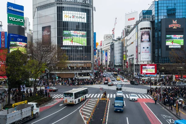 Shibuya ünlü geçiş stree karşısında yürüyen insanların kalabalıklar