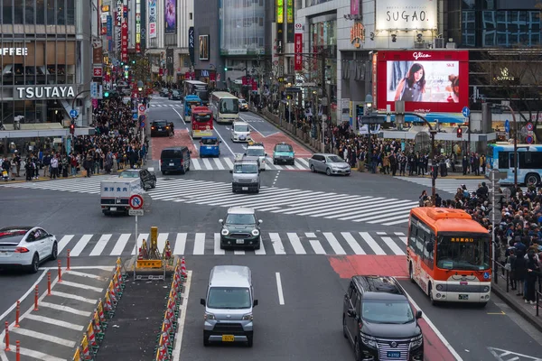 渋谷の有名な交差点を横切る人々の群衆 — ストック写真