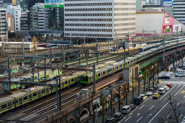 Tokyo tren istasyonuna yaklaşan yerel tren, Japonya
