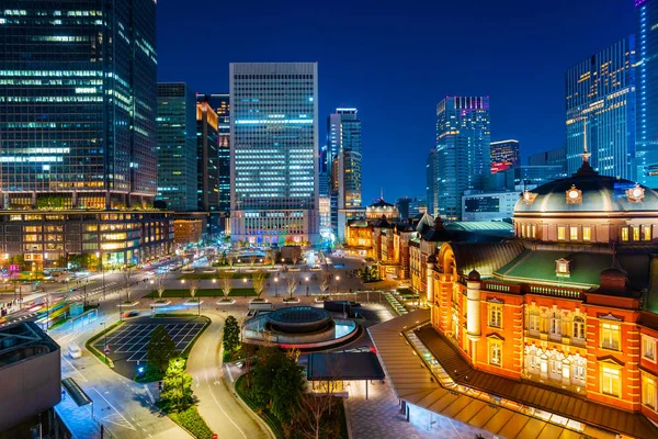 Marunouchi iş bölgesinde Tokyo İstasyonu gece sahnesi