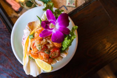 Restoranda yemek somon sashimi baharatlı salata