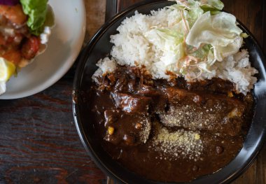 Köri pirinç ile kızarmış domuz pirzolası