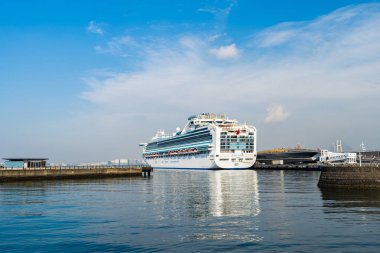 Cruise gemisi Diamond Princess p Osanbashi İskelesi'nde yüzen