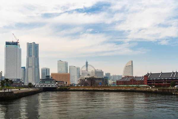 Skyline of Minatomirai, utsikt från bukten i Yokohama, Japan — Stockfoto