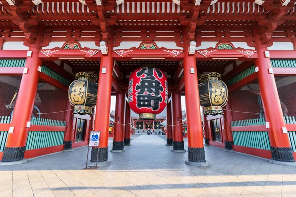 Hozomon entrance gate to sensoji temple at Tokyo, Japan — стоковое фото