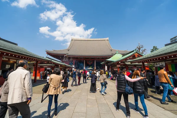 Pessoas não identificadas visitam o templo Sensoji em Asakusa, Tóquio, Japão — Fotografia de Stock
