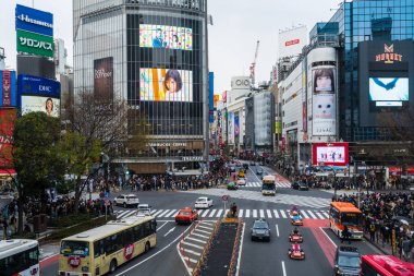 Shibuya ünlü geçiş stree karşısında yürüyen insanların kalabalıklar