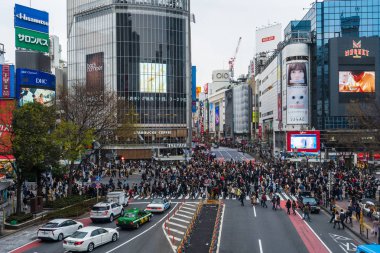Shibuya ünlü geçiş stree karşısında yürüyen insanların kalabalıklar
