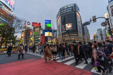 Shibuya ünlü geçiş stree karşısında yürüyen insanların kalabalıklar
