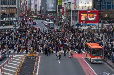 Shibuya ünlü geçiş stree karşısında yürüyen insanların kalabalıklar