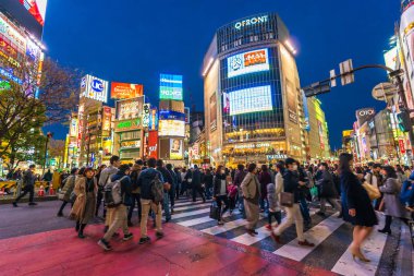 Shibuya ünlü geçiş stree karşısında yürüyen insanların kalabalıklar