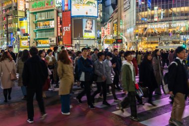 Shibuya ünlü geçiş stree karşısında yürüyen insanların kalabalıklar