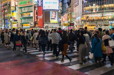 Shibuya ünlü geçiş stree karşısında yürüyen insanların kalabalıklar