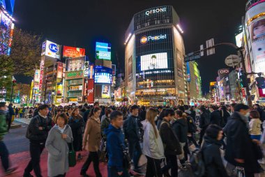 Shibuya ünlü geçiş stree karşısında yürüyen insanların kalabalıklar