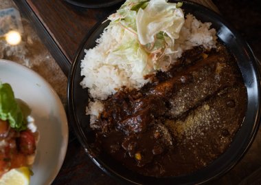 Köri pirinç ile kızarmış domuz pirzolası